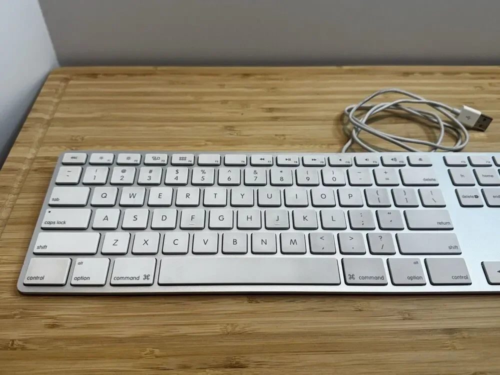 Genuine Apple A1243 Wired Mac USB Keyboard w/ Numeric Keypad White TESTED